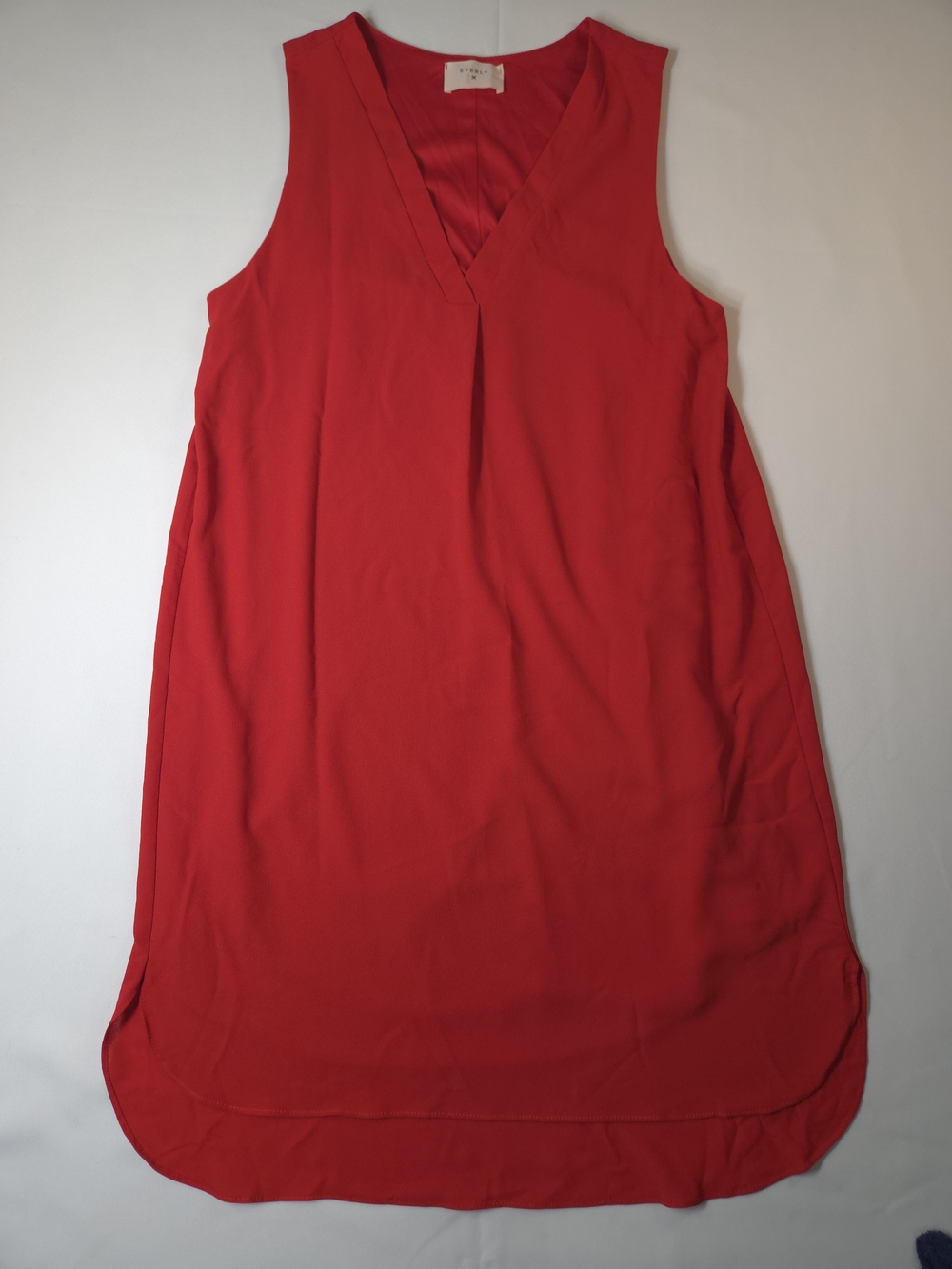 Everly Red Solid Chiffon V-Neck Shift Knee Length Pleated Lined Dress M